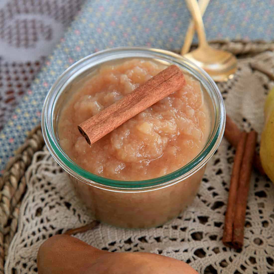 Cinnamon spiced Crock-pot pearsauce