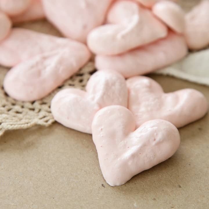 Pink heart meringues bites