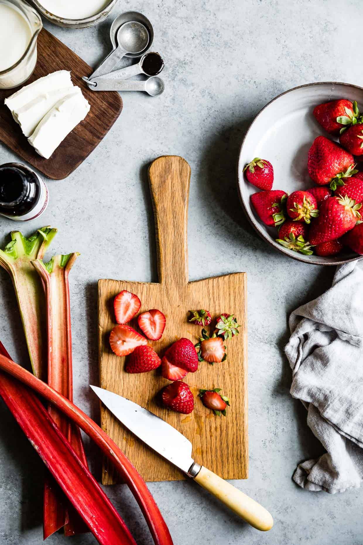 Strawberry Rhubarb Pie à la Mode Popsicles #popsicles #strawberrypie #recipe #rhubarb