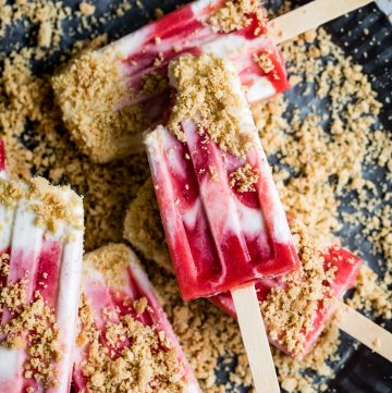 Strawberry Rhubarb Pie à la Mode Popsicles #popsicles #strawberrypie #recipe #rhubarb