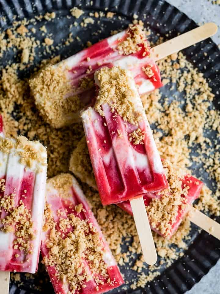 Strawberry Rhubarb Pie à la Mode Popsicles #popsicles #strawberrypie #recipe #rhubarb