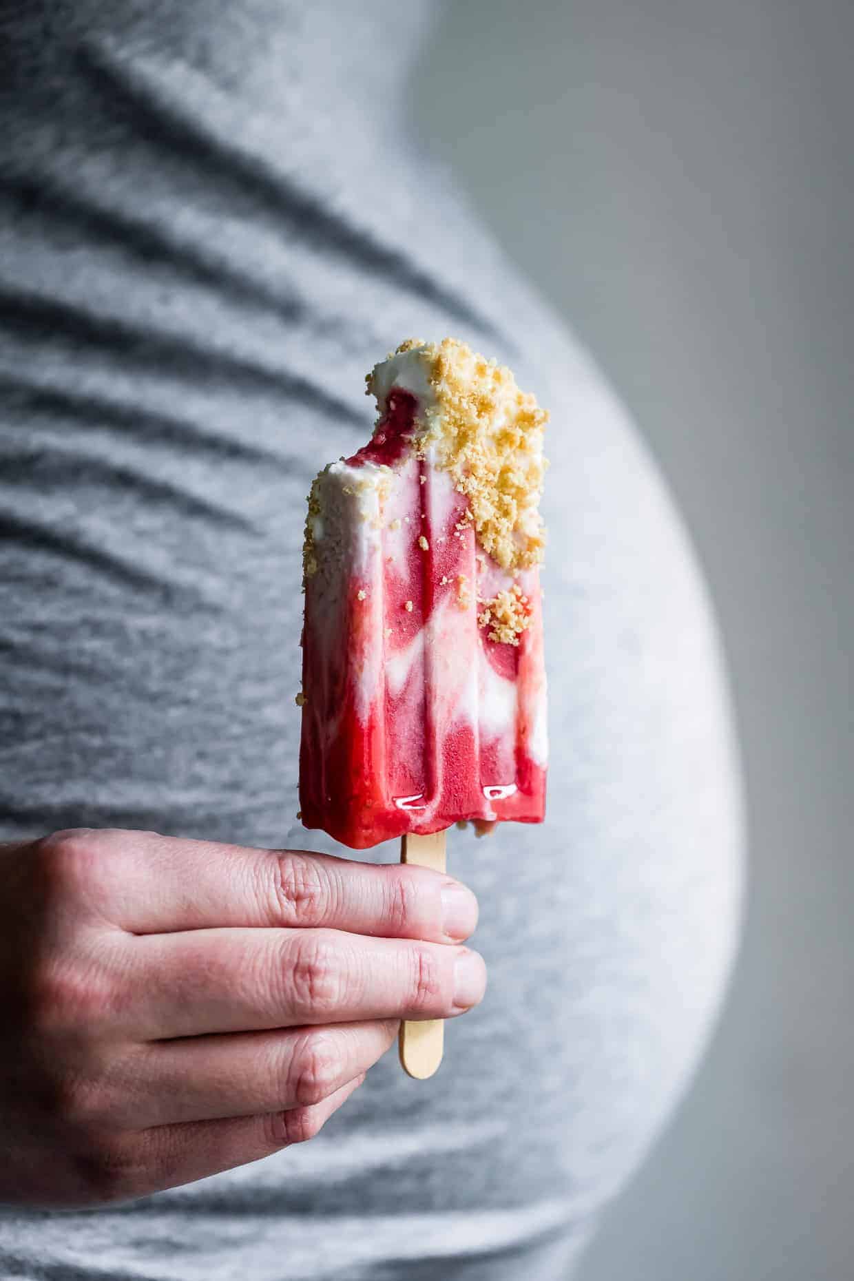 Strawberry Rhubarb Pie à la Mode Popsicles #popsicles #strawberrypie #recipe #rhubarb