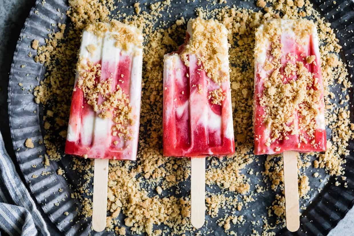 Strawberry Rhubarb Pie à la Mode Popsicles #popsicles #strawberrypie #recipe #rhubarb