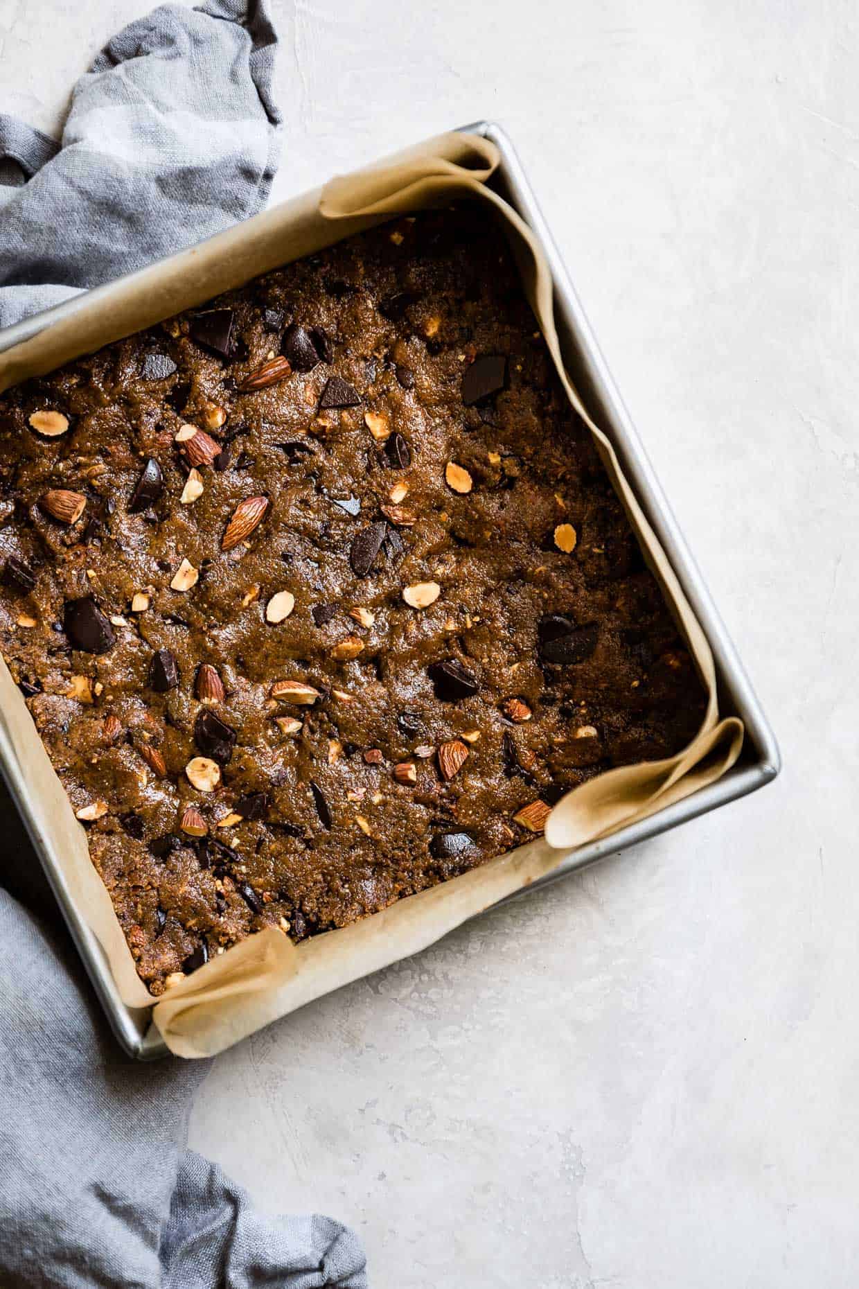 Flourless Chocolate Chunk Almond Butter Cookie Bars #glutenfree #cookiebars #blondies #almondbutter #flourless