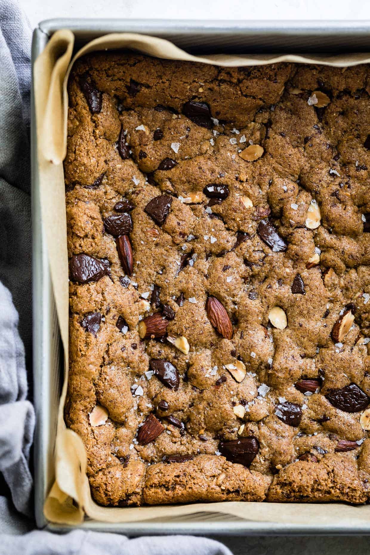 Flourless Chocolate Chunk Almond Butter Cookie Bars #glutenfree #cookiebars #blondies #almondbutter #flourless