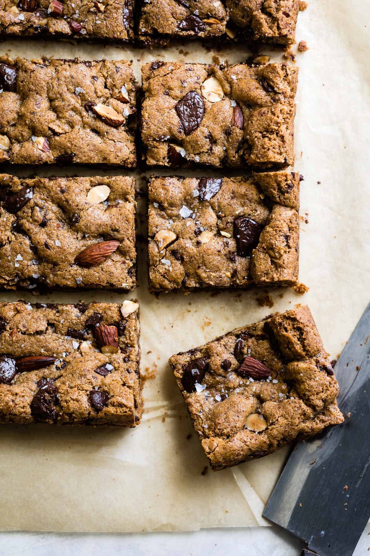 Flourless Chocolate Chunk Almond Butter Cookie Bars #glutenfree #cookiebars #blondies #almondbutter #flourless