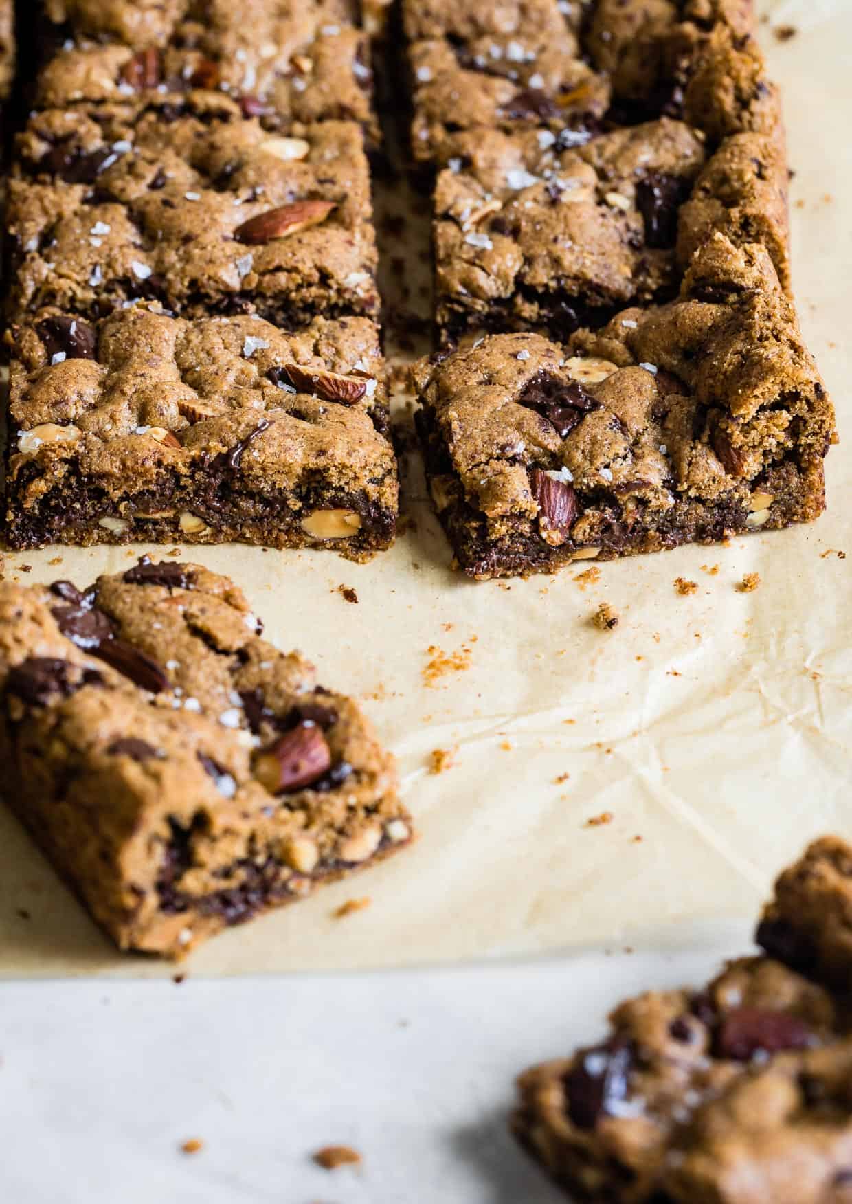 Flourless Chocolate Chunk Almond Butter Cookie Bars #glutenfree #cookiebars #blondies #almondbutter #flourless