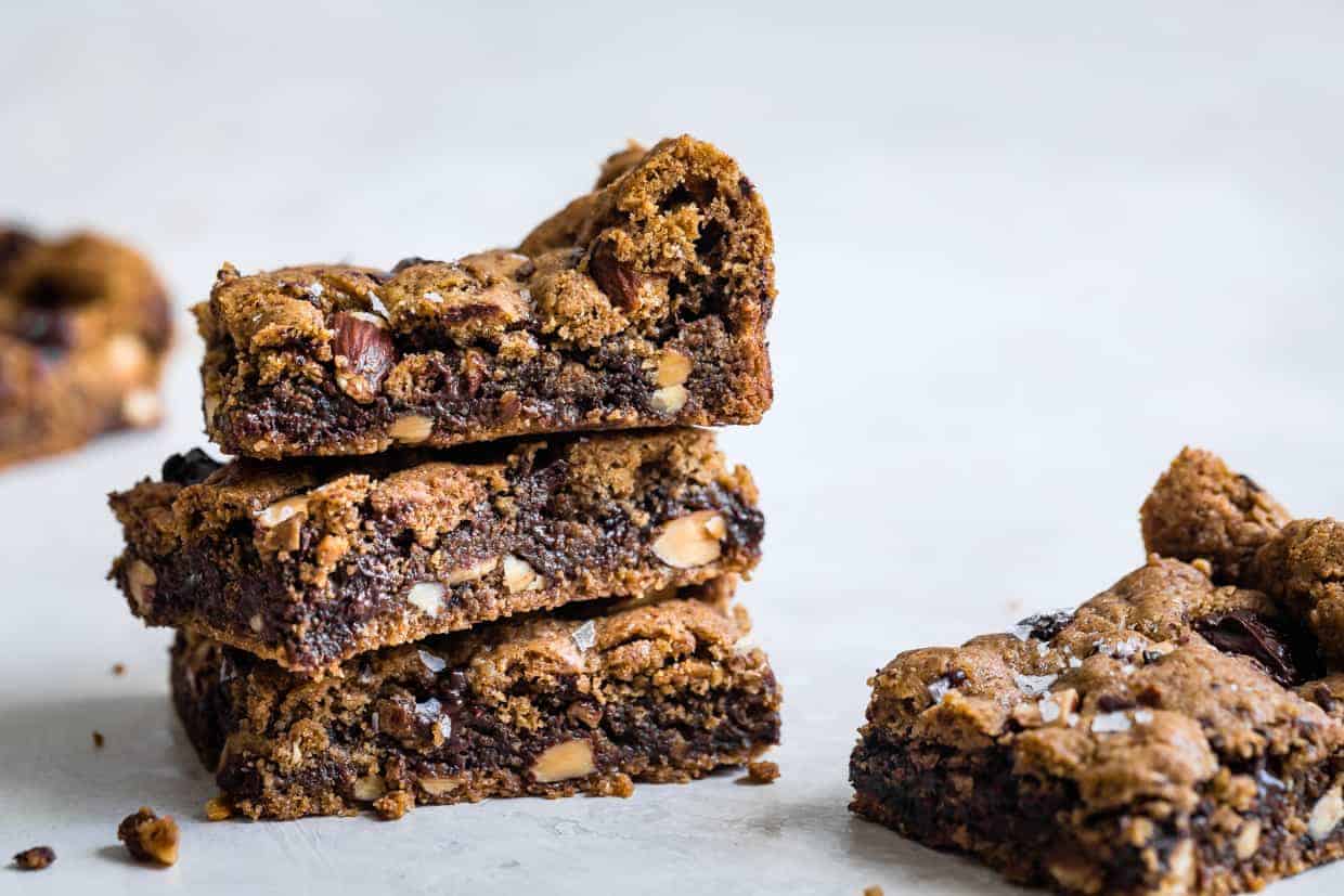 Flourless Chocolate Chunk Almond Butter Cookie Bars #glutenfree #cookiebars #blondies #almondbutter #flourless