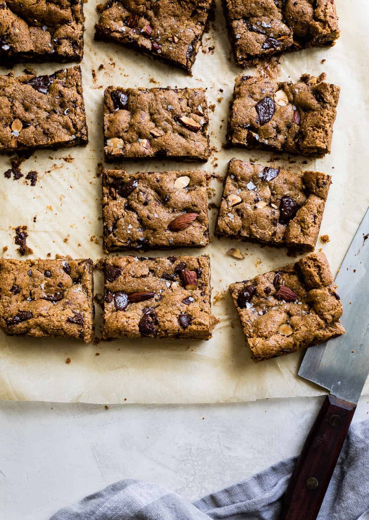 Flourless Chocolate Chunk Almond Butter Cookie Bars #glutenfree #cookiebars #blondies #almondbutter #flourless