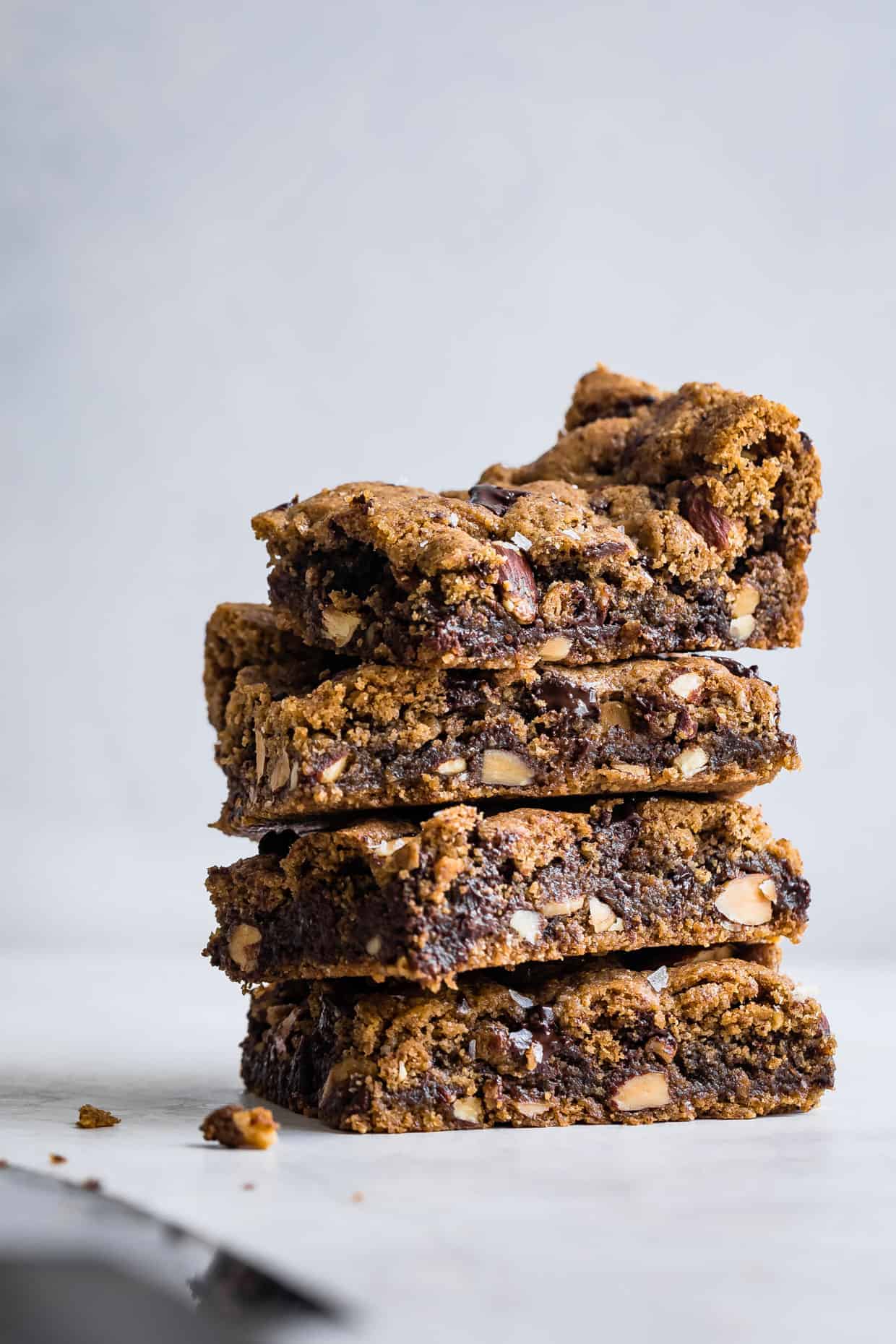 Flourless Chocolate Chunk Almond Butter Cookie Bars #glutenfree #cookiebars #blondies #almondbutter #flourless