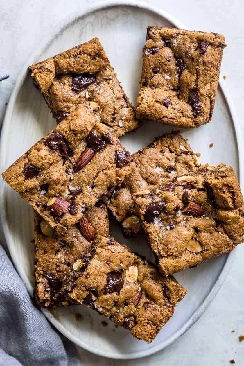 Flourless Chocolate Chunk Almond Butter Cookie Bars #glutenfree #cookiebars #blondies #almondbutter #flourless