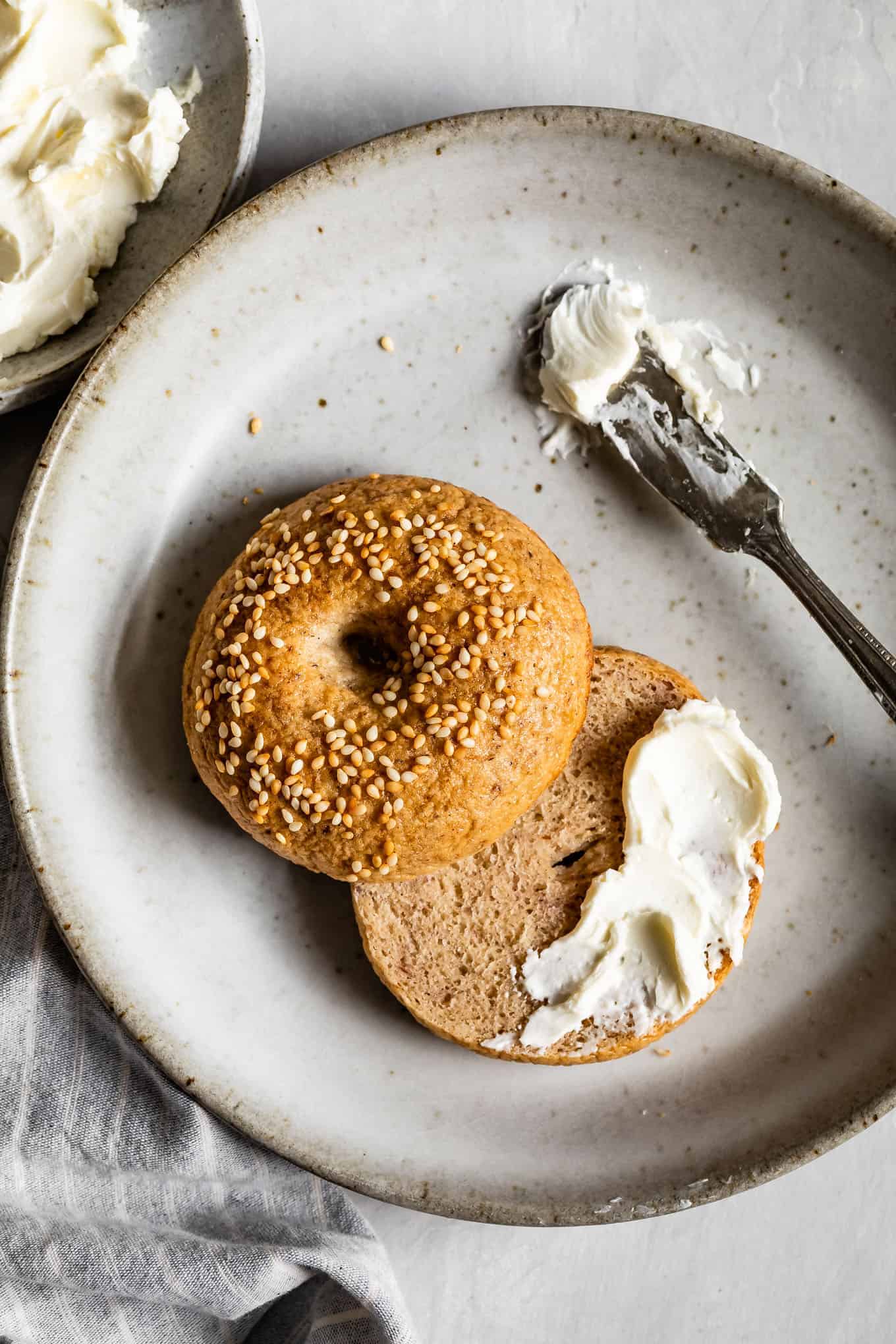 Bagel tostato senza glutine con crema di formaggio